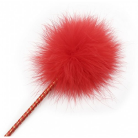 Красный перьевой тиклер с атласной ручкой 34 см