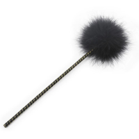 Черный перьевой тиклер с атласной ручкой 34 см