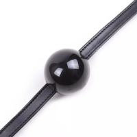 Черный кляп-шар из силикона на тонком ремешке