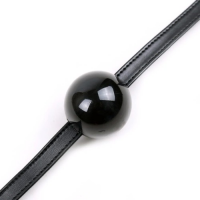 Силиконовый кляп-шар черного цвета на тонком ремешке