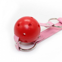 Красный кляп-шар на розовом ремешке