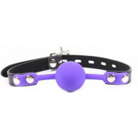 Силиконовый кляп-шар фиолетового цвета на ремне с замочком