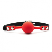 Красный силиконовый кляп-шарик на ремне