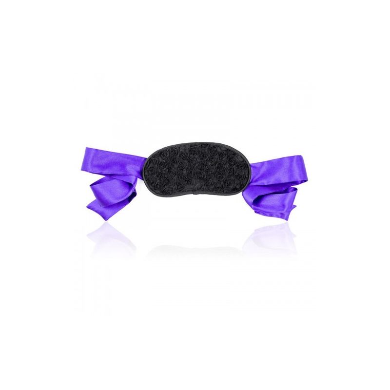 Маска на лентах с закрытыми глазами