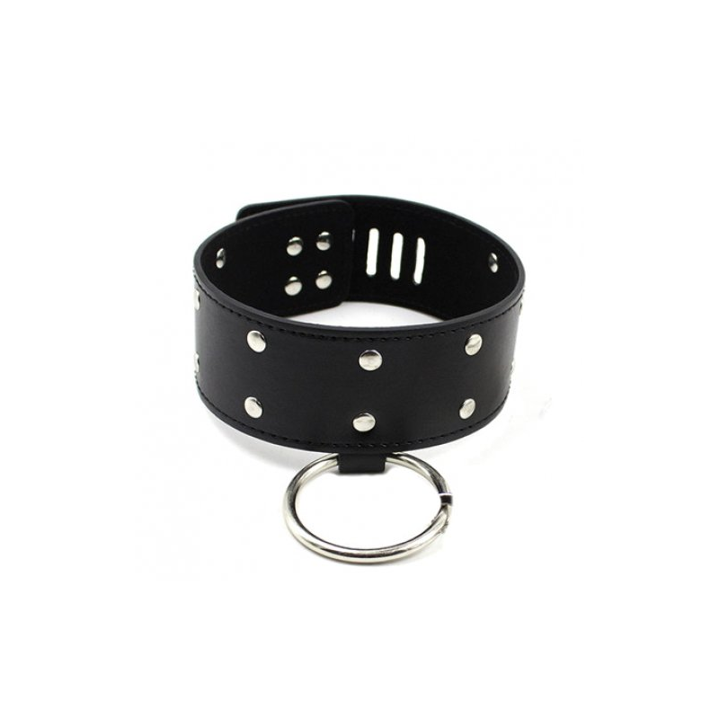 Ошейник с заклепками и кольцом