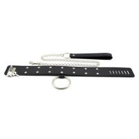 Ошейник с заклепками и кольцом