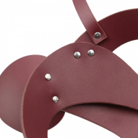 Кожаная бордовая маска Кошка декорированная стразами