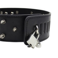 Широкий черный ошейник с шипами