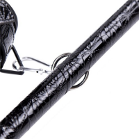 Лакированная распорка черного цвета с металлическими карабинами