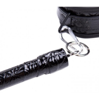 Лакированная распорка черного цвета с металлическими карабинами