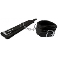 Маленькие черные наручники с мехом