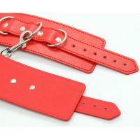 Красные наручники с карабином