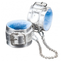 Блестящие серебристые оковы Sitabella с голубым мехом