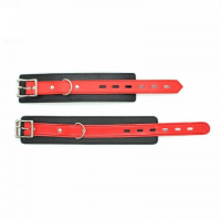 Черные наручники с красными ремешками