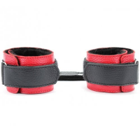 Кожаные черно-красные наручники на липучке с черным меховым подкладом