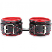 Черные наручники из толстой натуральной кожи с кожаным красным подкладом