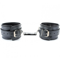 Черные кожаные наручники на пряжке с металлическими заклепками