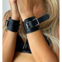 Классические черные наручники из натуральной кожи