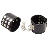 Черные наручники с металлическими заклепками