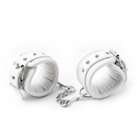 Классические белые наручники на цепочке