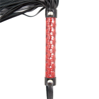 Черная плеть с дизайнерской лакированной ручкой красного цвета