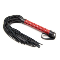 Черная плеть с дизайнерской лакированной ручкой красного цвета