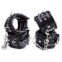 Черные наручники с подкладкой