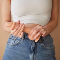 Реалистичный фаллоимитатор на присоске Strap-On-Me с подвижной кожей телесный 19 см